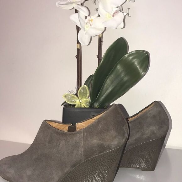 NWOB Clark’s Artisan Booties   - Picture 3 of 7